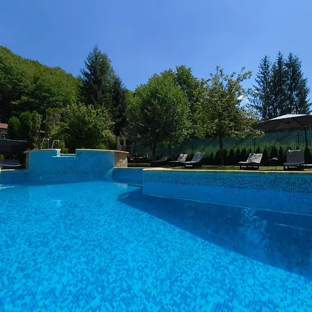 Villa Marina - Private With Heated Pool - Bbq - Mountain View And Direct Access To Forest And River - Sleeps 10 *